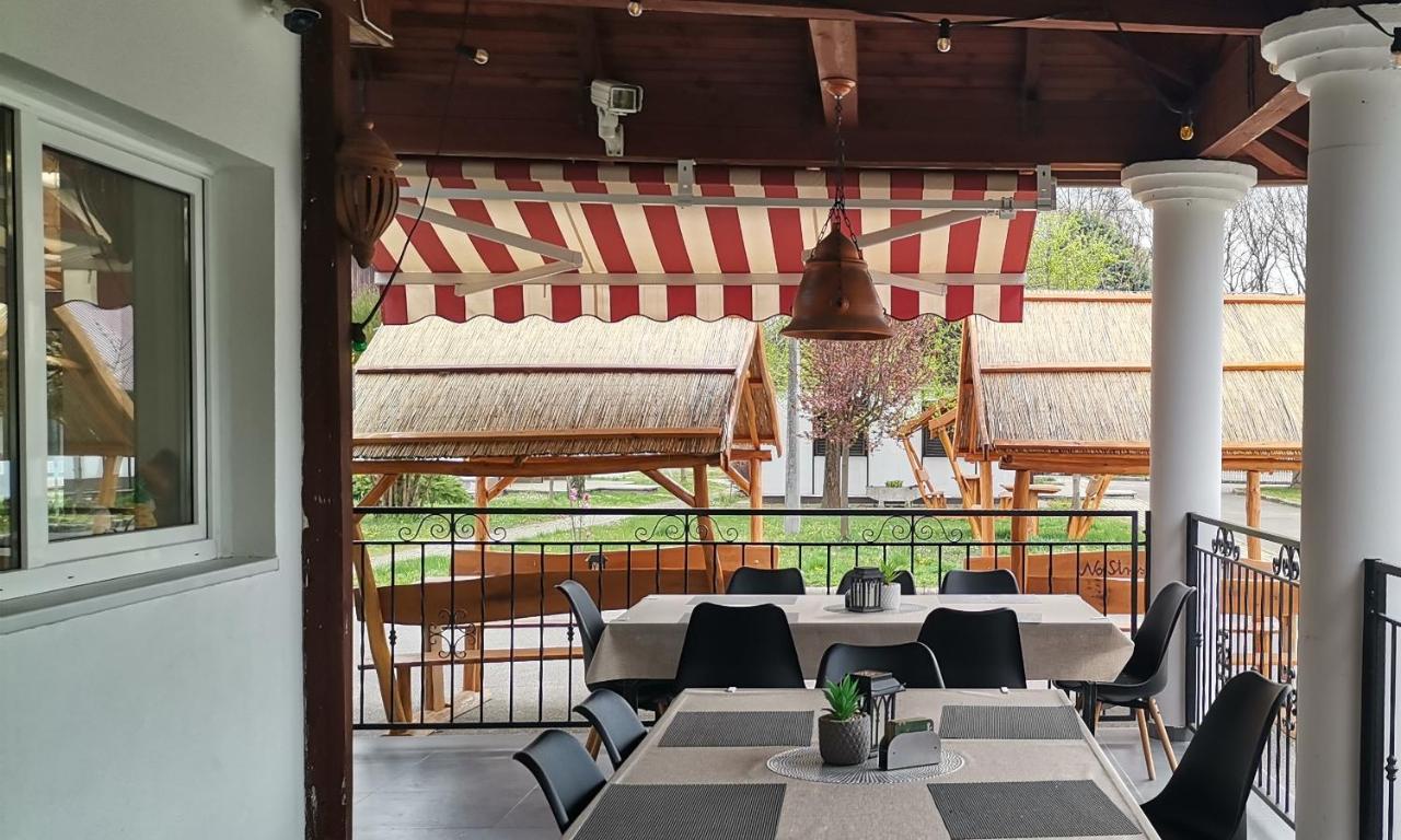 לינה וארוחת בוקר Harkány No Stress Panzio-Pizzeria-Sporttabor מראה חיצוני תמונה